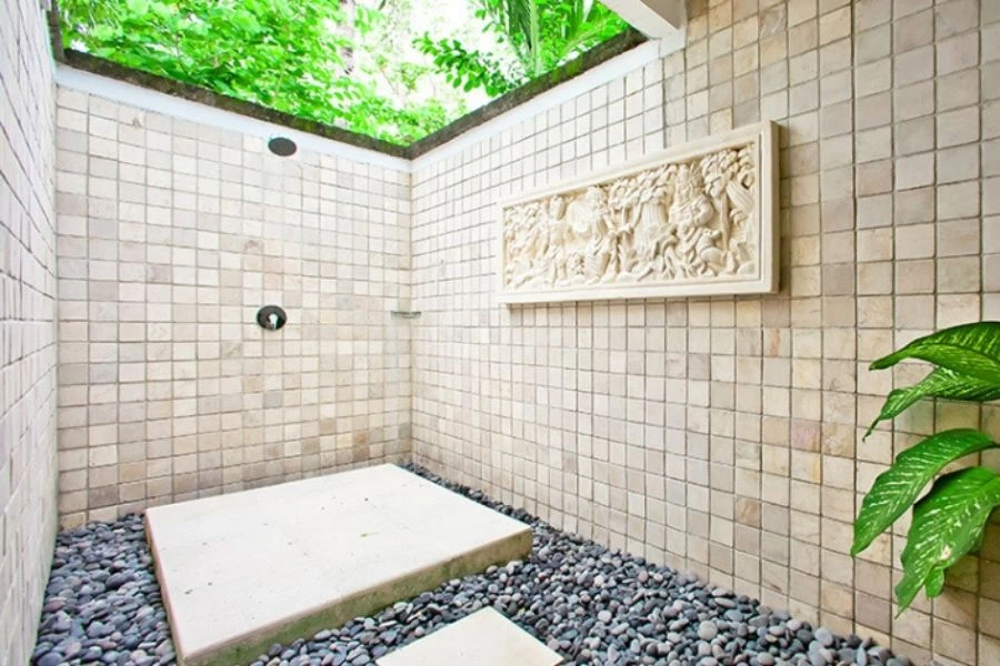 Bathroom Outdoor dengan Batu Paras Krem