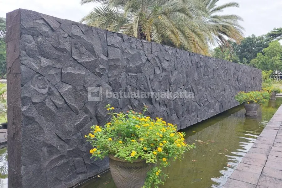Dinding Pagar Batu Templek Garut