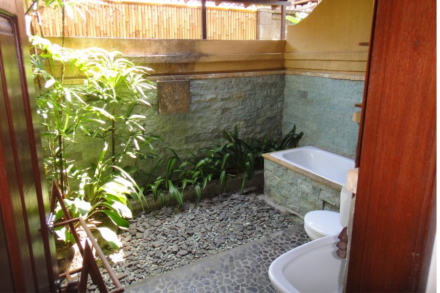 Kamar Mandi Outdoor Batu Sukabumi dengan Sentuhan Alami
