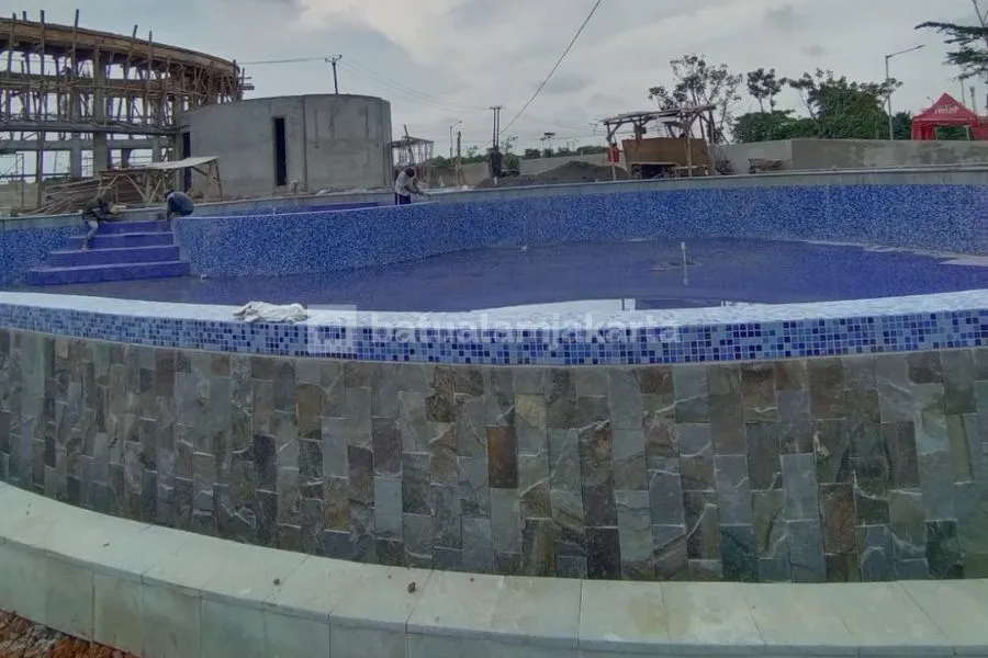 8. Dinding Luar Kolam Renang Batu Templek Purwakarta