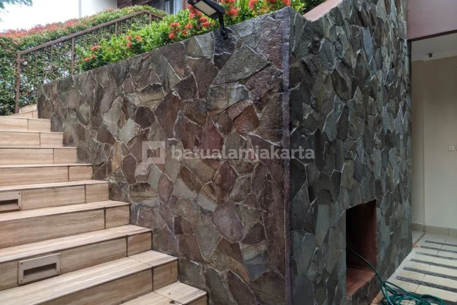 7. Dinding Tangga Batu Templek Purwakarta