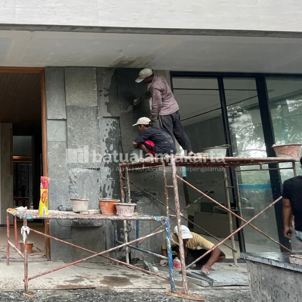 pemasangan batu andesit tebing, dinding fasad, bsd