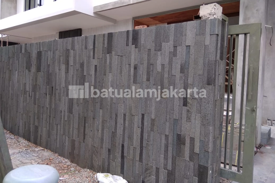 dinding pagar batu andesit bintik bakar
