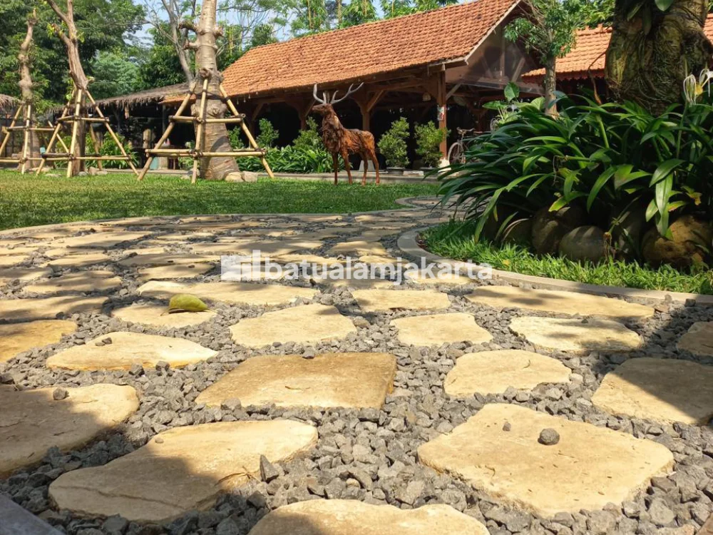 Batu bobbing untuk taman hias natural dengan jalur stepping stone