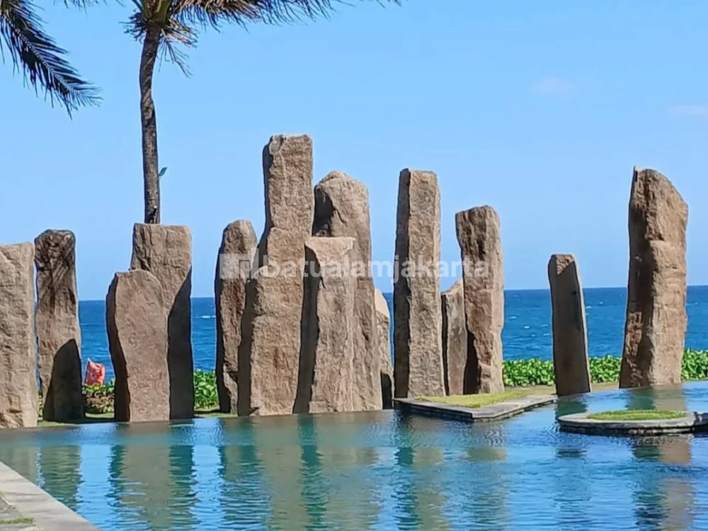 Susunan batu megalitik besar pada area kolam dan landscape resort