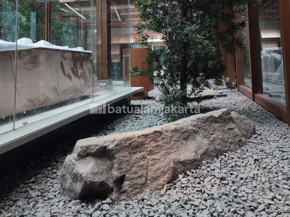 Batu megalitik horizontal sebagai aksen landscape taman modern