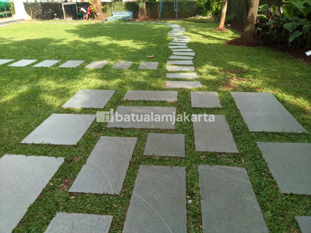 Stepping batu andesit untuk jalur taman minimalis modern dengan pola geometris.