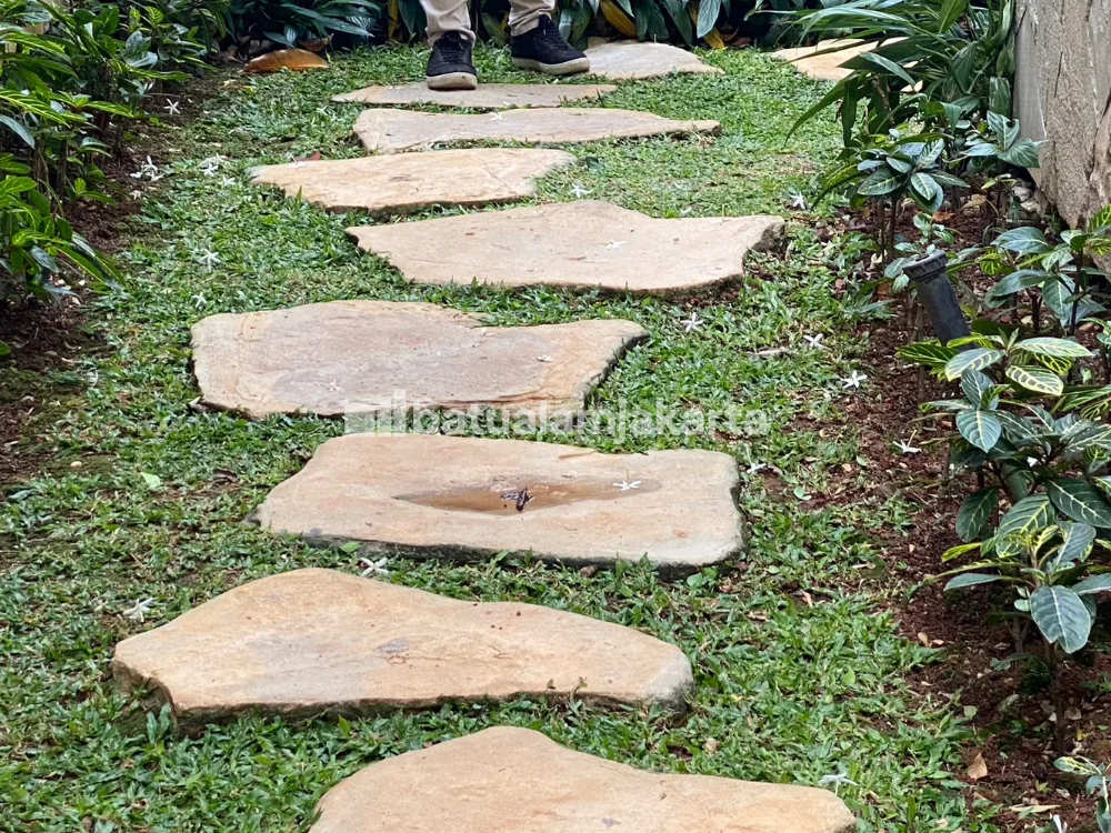 Stepping batu templek Kebumen untuk jalur taman natural dengan rumput hijau.