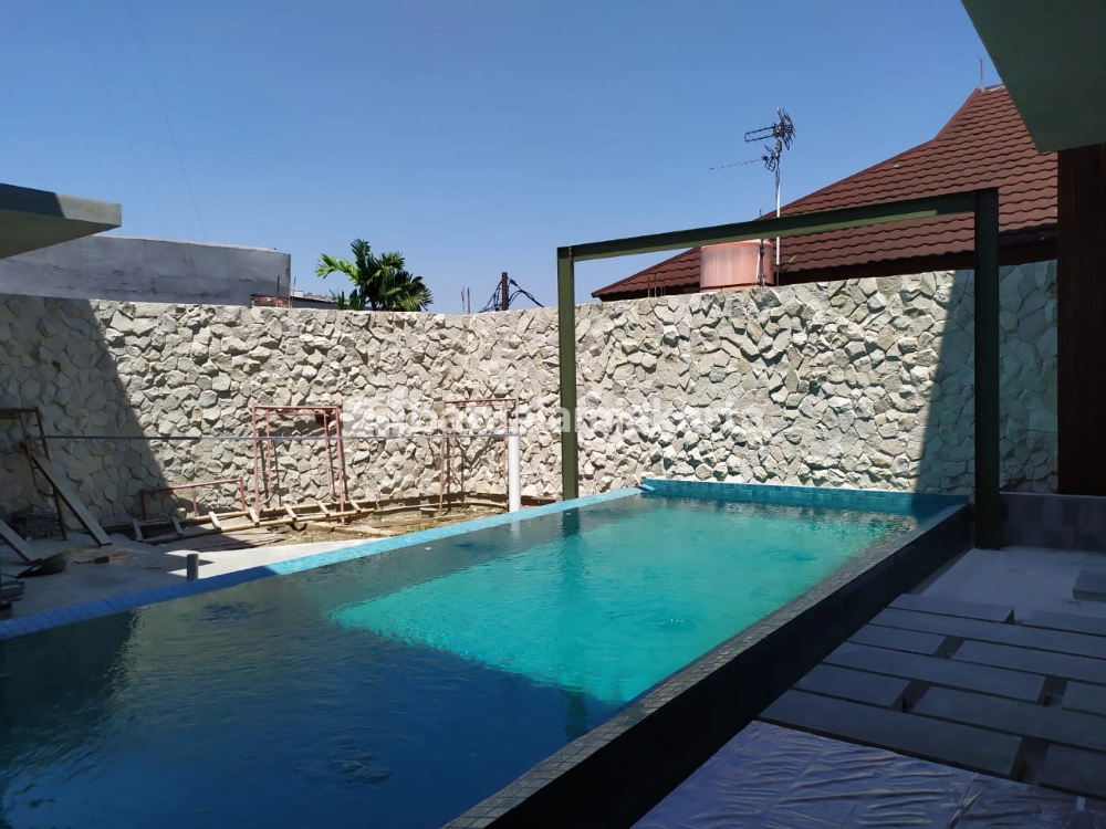 dinding background kolam renang batu alam bobos acak