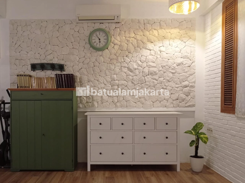 dinding ruang keluarga batu alam limestone