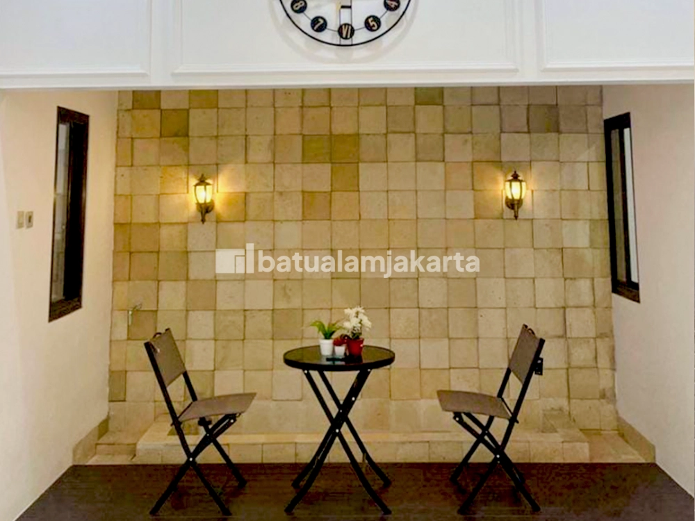 dinding ruang tamu batu alam paras jogja krem