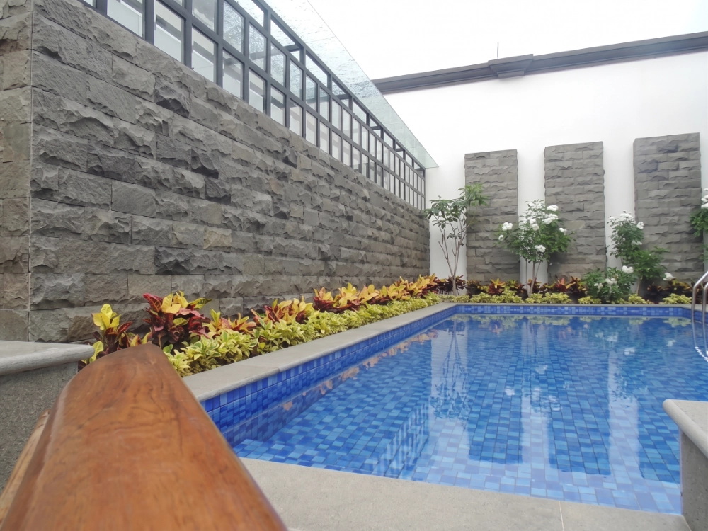 kolam renang batu alam andesit