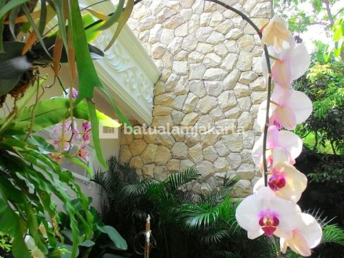3. dinding taman batu bobos