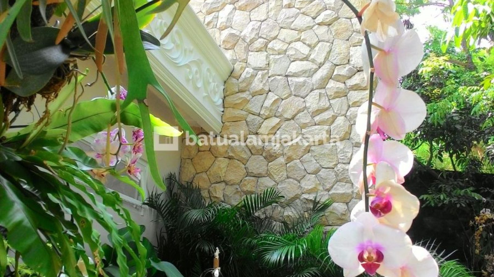 3. dinding taman batu bobos