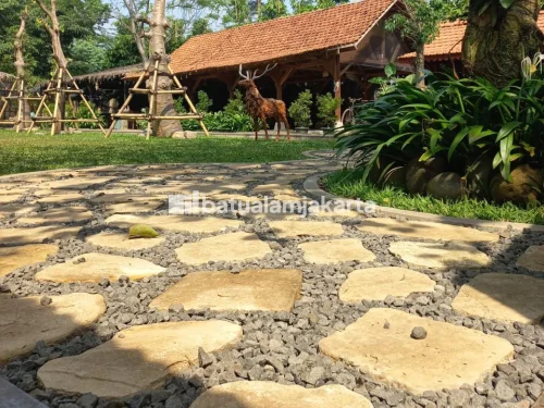 Batu bobbing untuk taman hias natural dengan jalur stepping stone