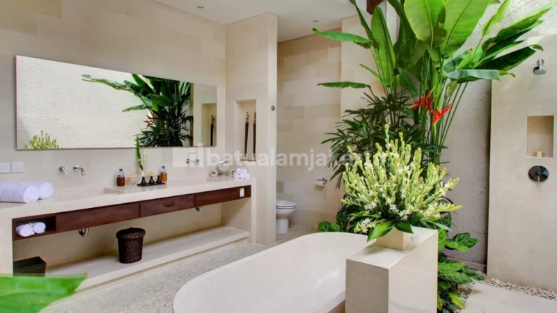 dinding kamar mandi batu alam paras putih