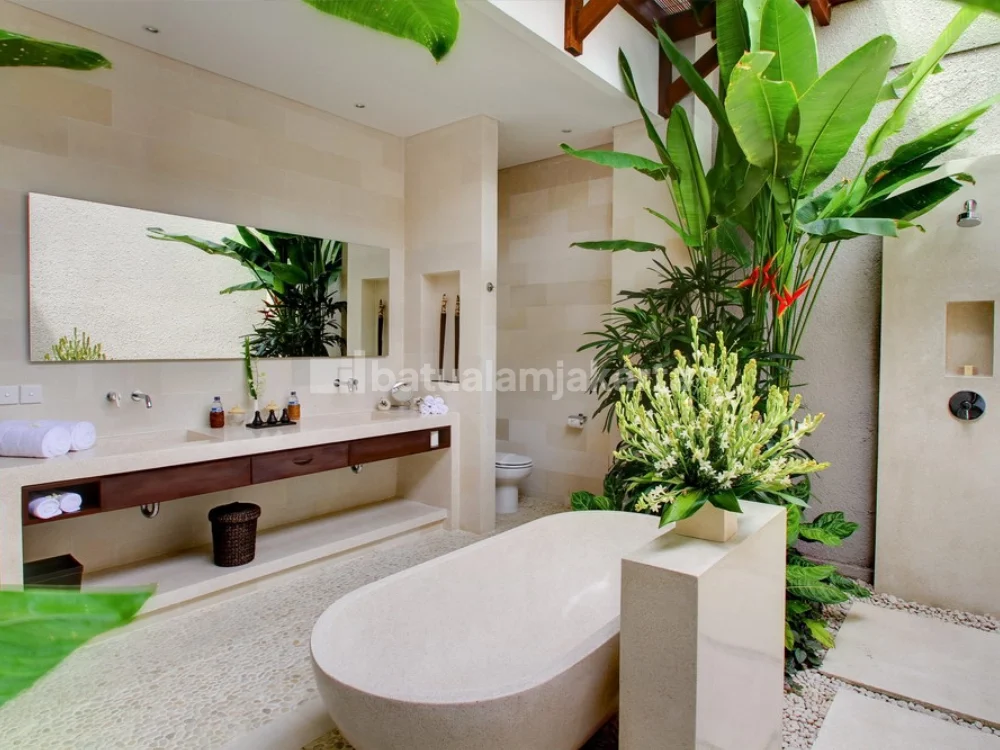 dinding kamar mandi batu alam paras putih